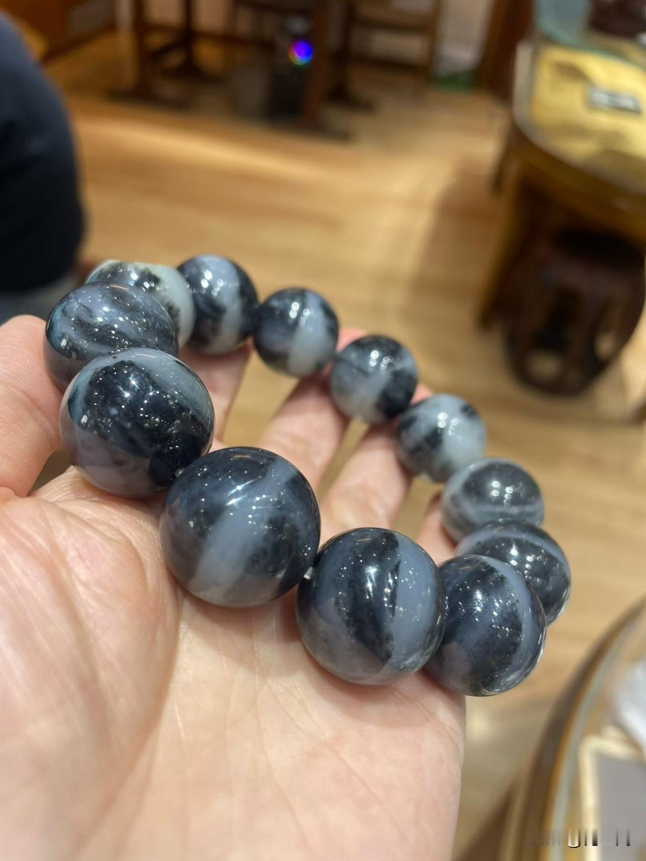 和田玉青花籽料20mm手串解析

这串手串是典型的新疆和田玉青花籽料，20mm大