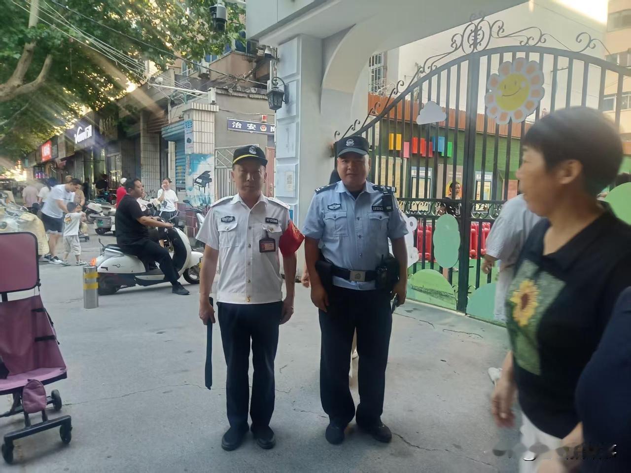 今天是郑州2026年暑假结束后，开学第一天，郑州市中原区的各辖区巡防员按时到岗到