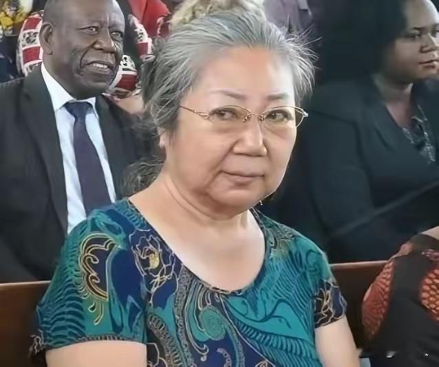 从援非模范到阶下囚！中国女翻译非洲赚黑钱被判15年，中方表态绝不袒护
 
197