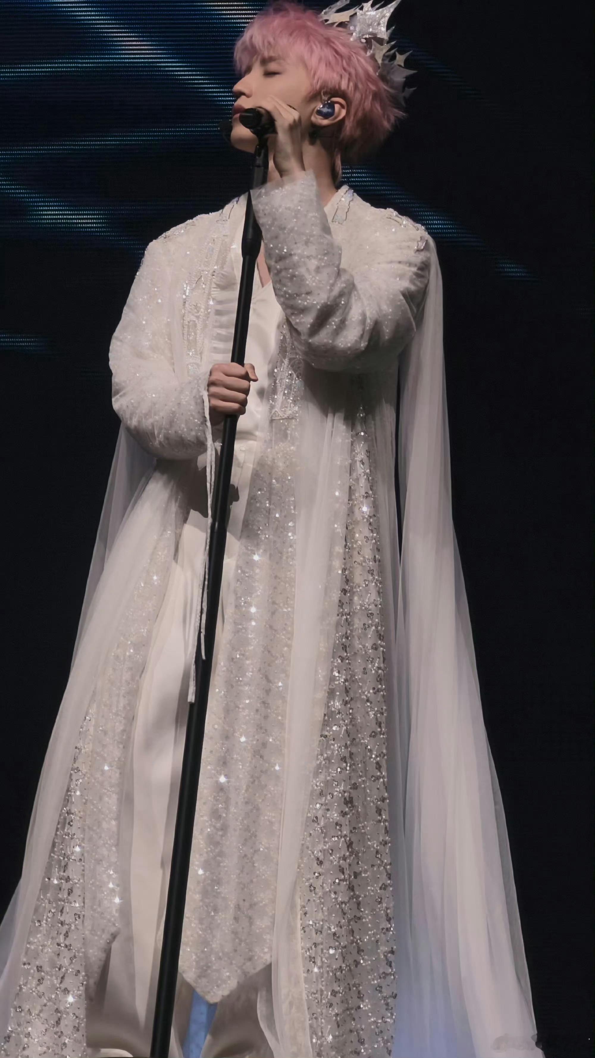王俊凯从荆棘皇冠到星星皇冠王俊凯皇冠梦回回望粉发小王子👑 王俊凯演唱会舞台海浪