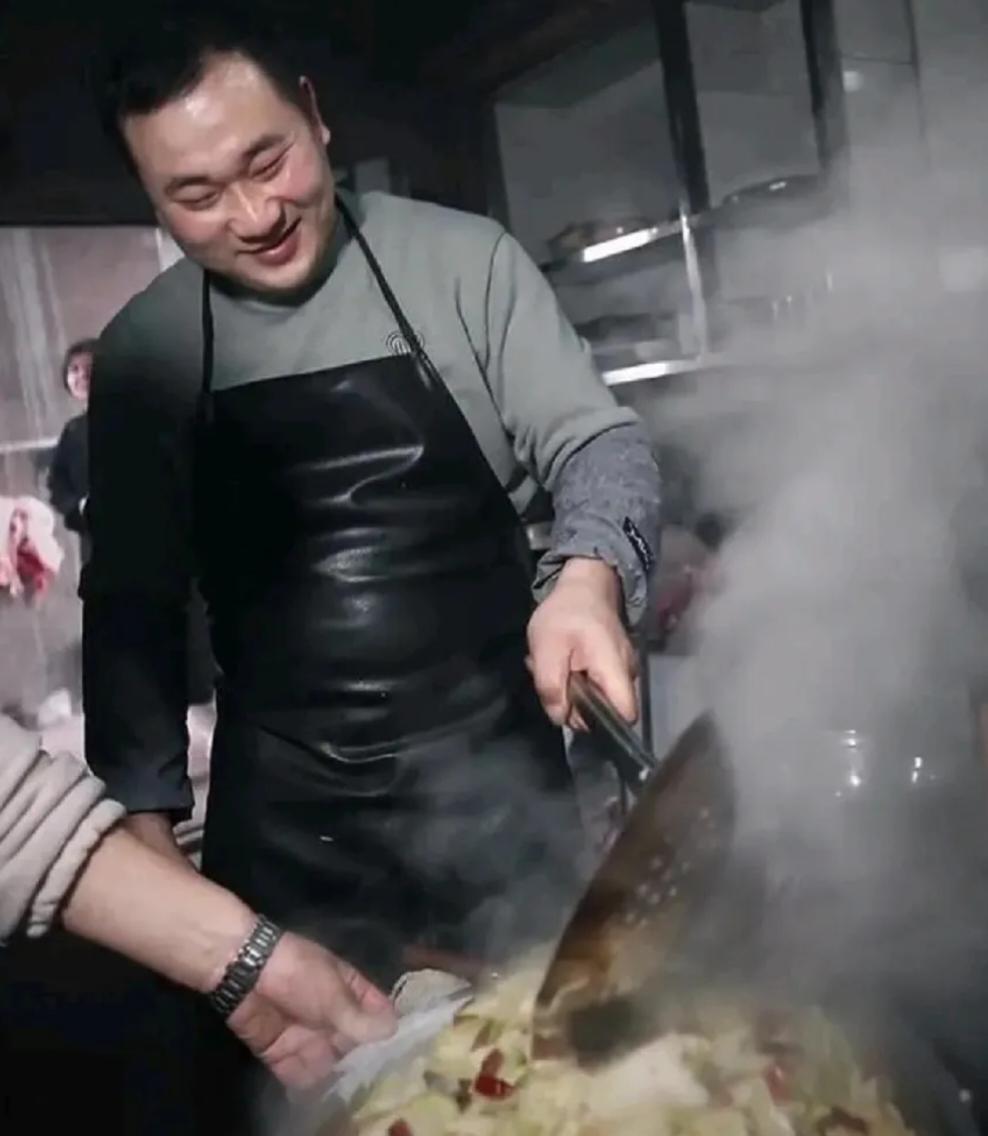 杀猪宴最有意思的人出现了
不是猪猪
也不是洗碗的劳斯莱斯大哥
而是前来凑热闹的赵