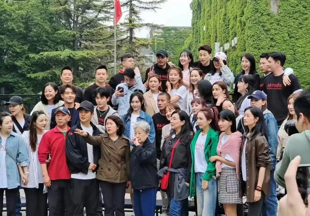 演员文章这是怎么了？脸上皱皱巴巴的，看着并不像是皱纹，但明显能感觉到皮肤松弛，面