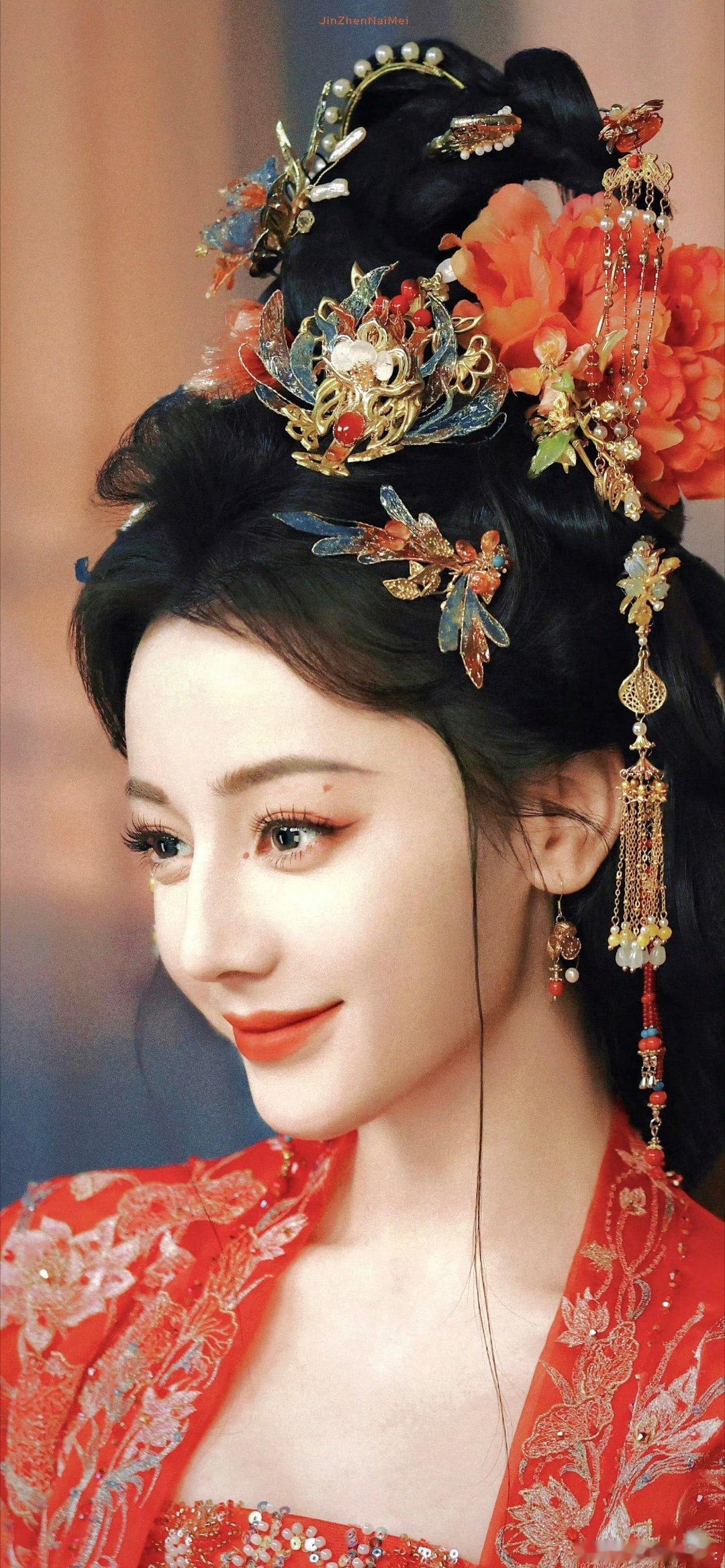 迪丽热巴演的花魁迪丽热巴白日提灯新皮肤红衣花魁妩媚勾人，切换灵主大人又冷又飒，妩