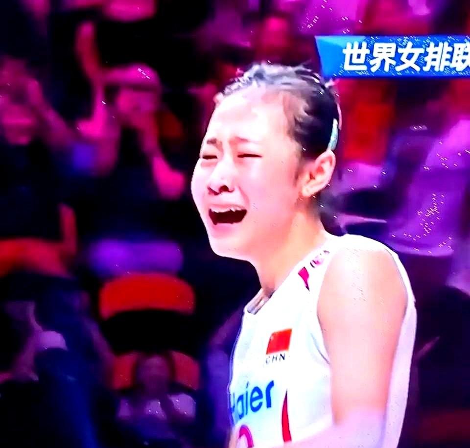 1米96，68公斤，就这身板，真顶得住欧美重炮？

对美国队，她站网前，15次起