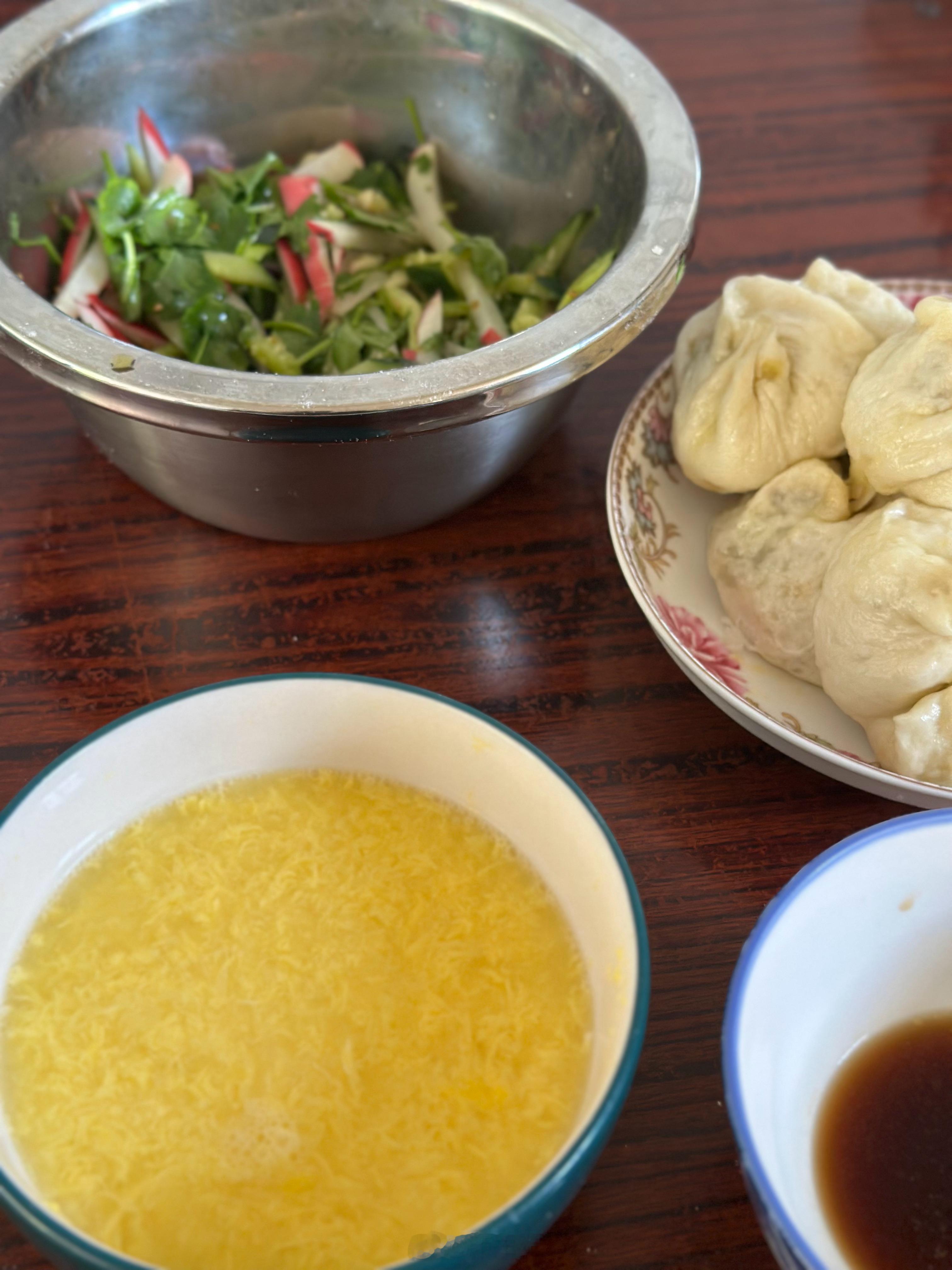 家乡的传统碳水美食荞面圪坨，有些地区也叫荞面猫耳朵，纯荞面制作，和好面后，切成条