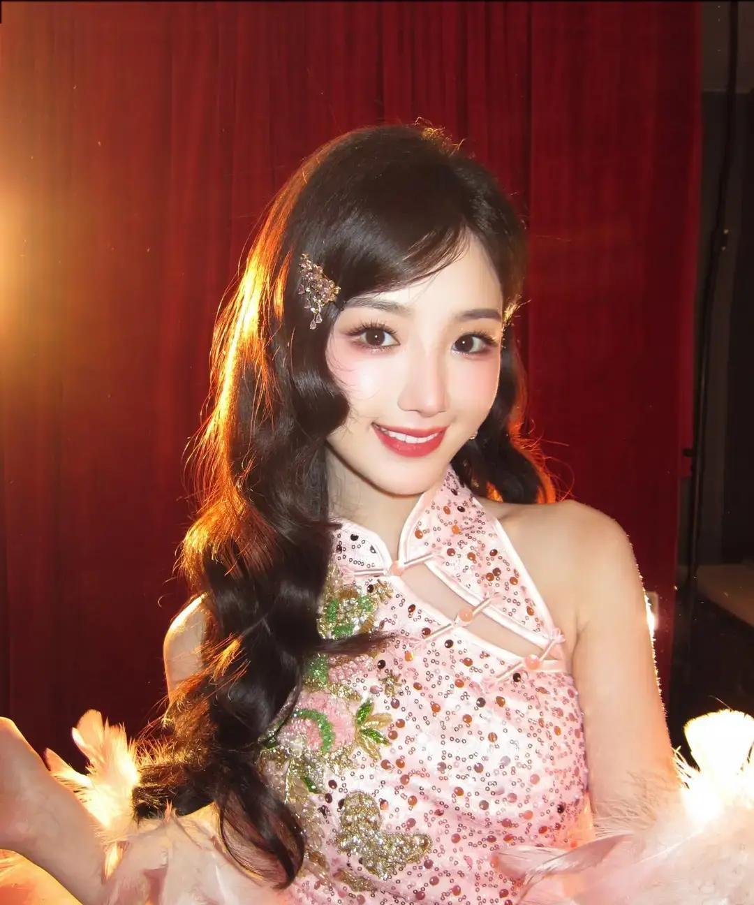 明星回村买煎饼被围观
 
她没戴墨镜，穿件旧毛绒外套，麻花辫一甩，排队买煎饼。轮