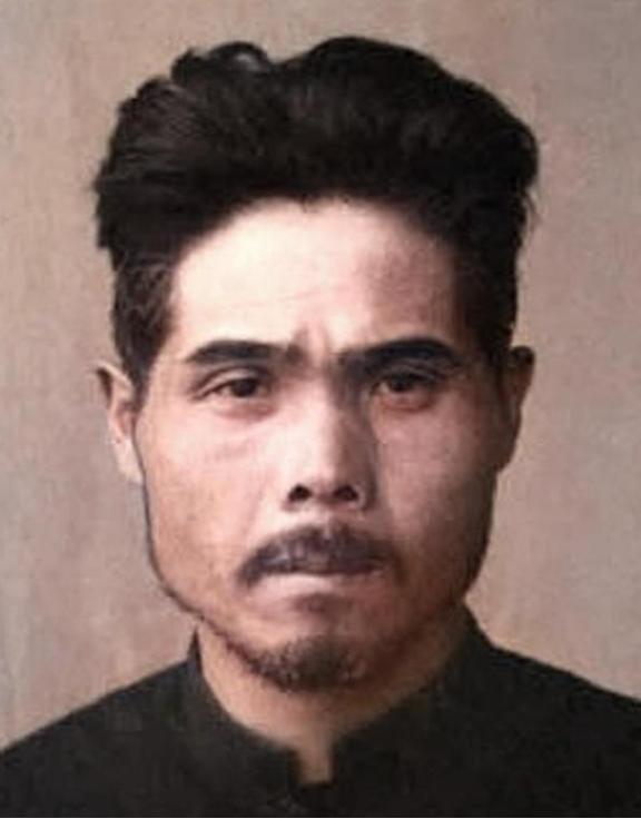 1943年松井曹长用木棒捅进妇女的身体，见妇女痛苦惨叫，大谷上等兵说：“短了，还