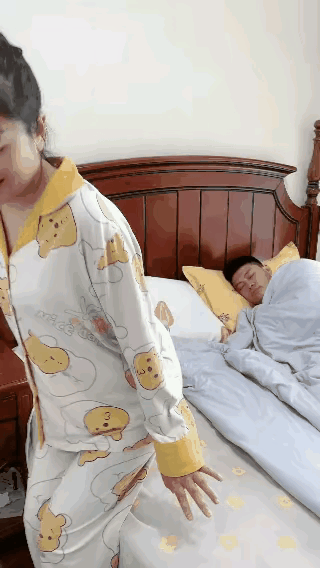 老公，我来睡觉了[泪奔]
你躺在那里不要动啊[笑哭]
宝宝我马上就要上床了

女