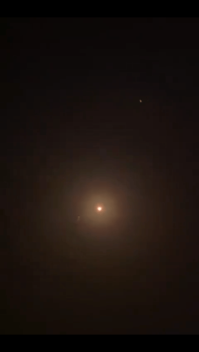 伊朗射向以色列南部的一枚弹道导弹在夜空中划过一道优美的弧线，然后落地发生猛烈爆炸