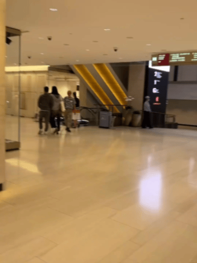 网友偶遇奚梦瑶何猷君逛商场网友偶遇奚梦瑶何猷君逛街 网友偶遇奚梦瑶何猷君逛街，那