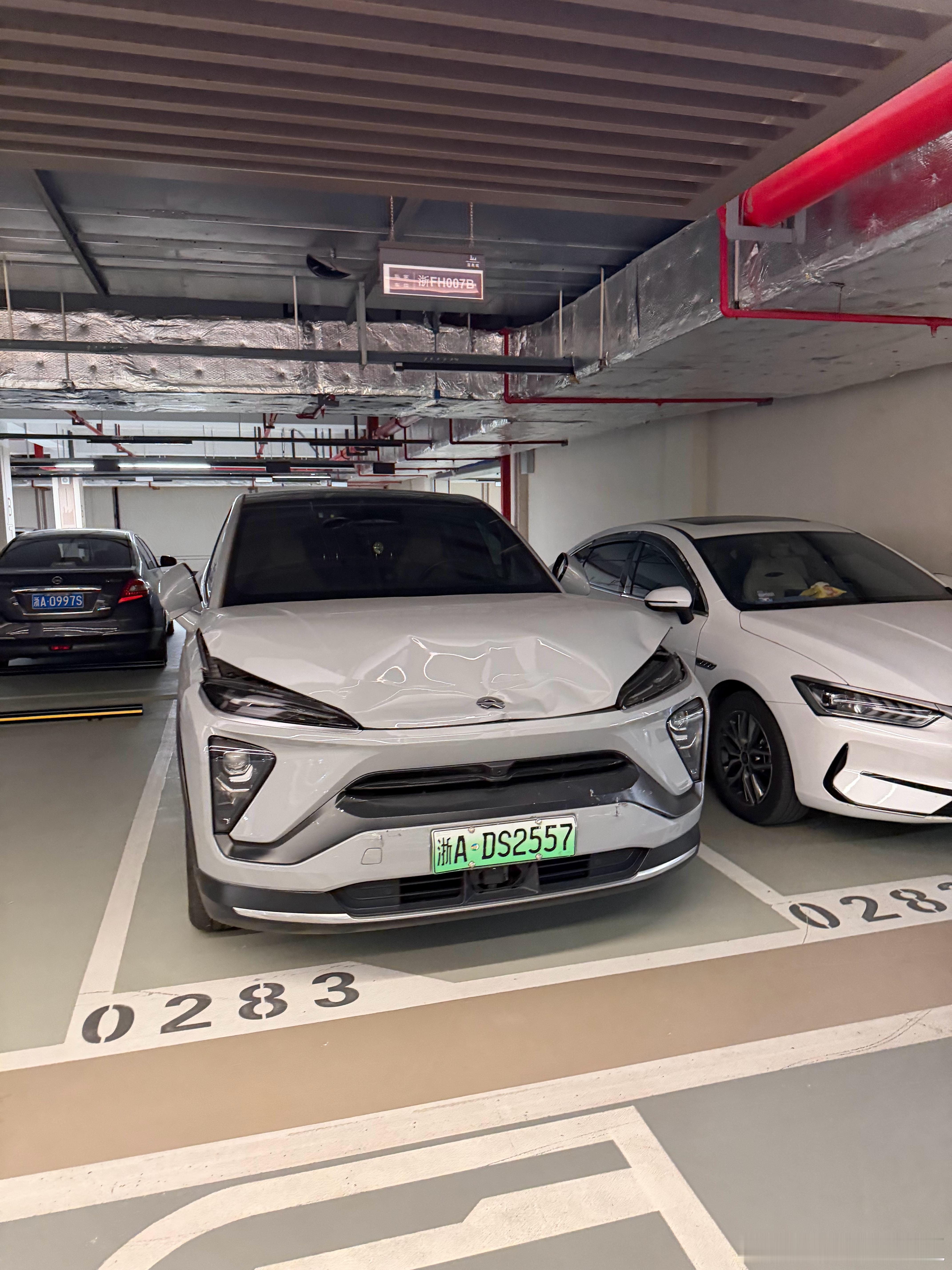 刚刚回到公司发现我的车位被别人占了很气愤 想让他挪车，细看算了吧 ，他车都这样了