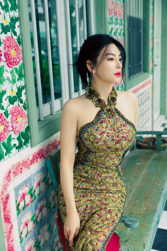 #张雨绮挂脖旗袍#  张雨绮凸显出了古典优雅的美丽，  眸光闪烁，发丝飘洒💓，