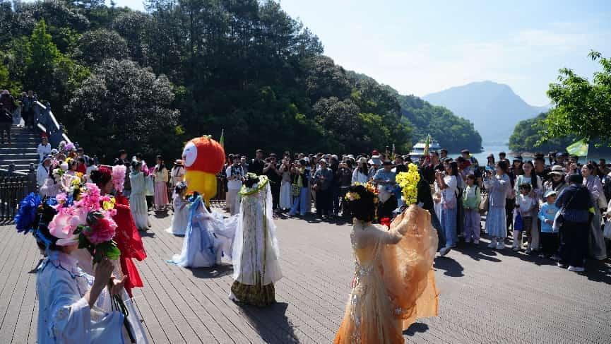 这个五一假期，全国各地纷纷亮出文旅惠民大招，诚意满满留住游客、激活消费，让假期出