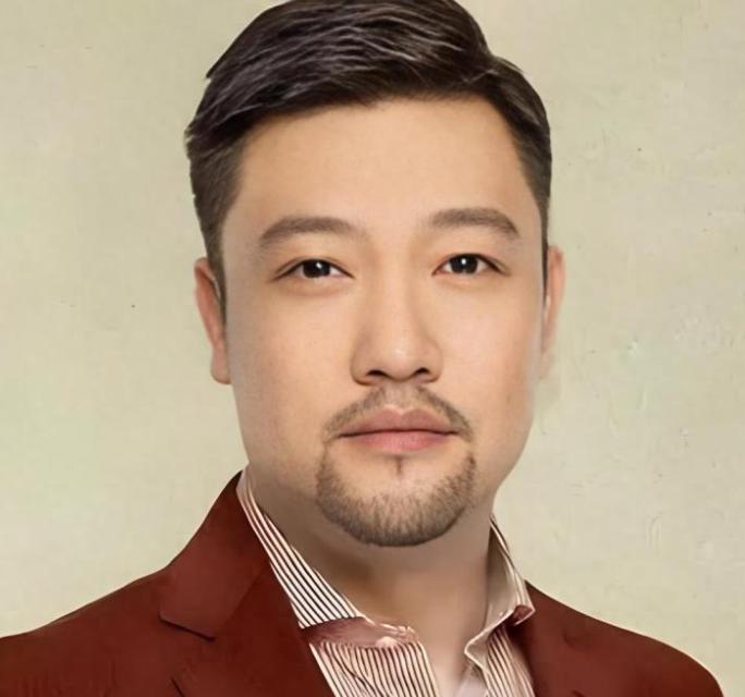 你跟他推杯换盏，他转身把你发上网。
贾冰在成都一家餐厅的包间里，

跟老战友吃饭