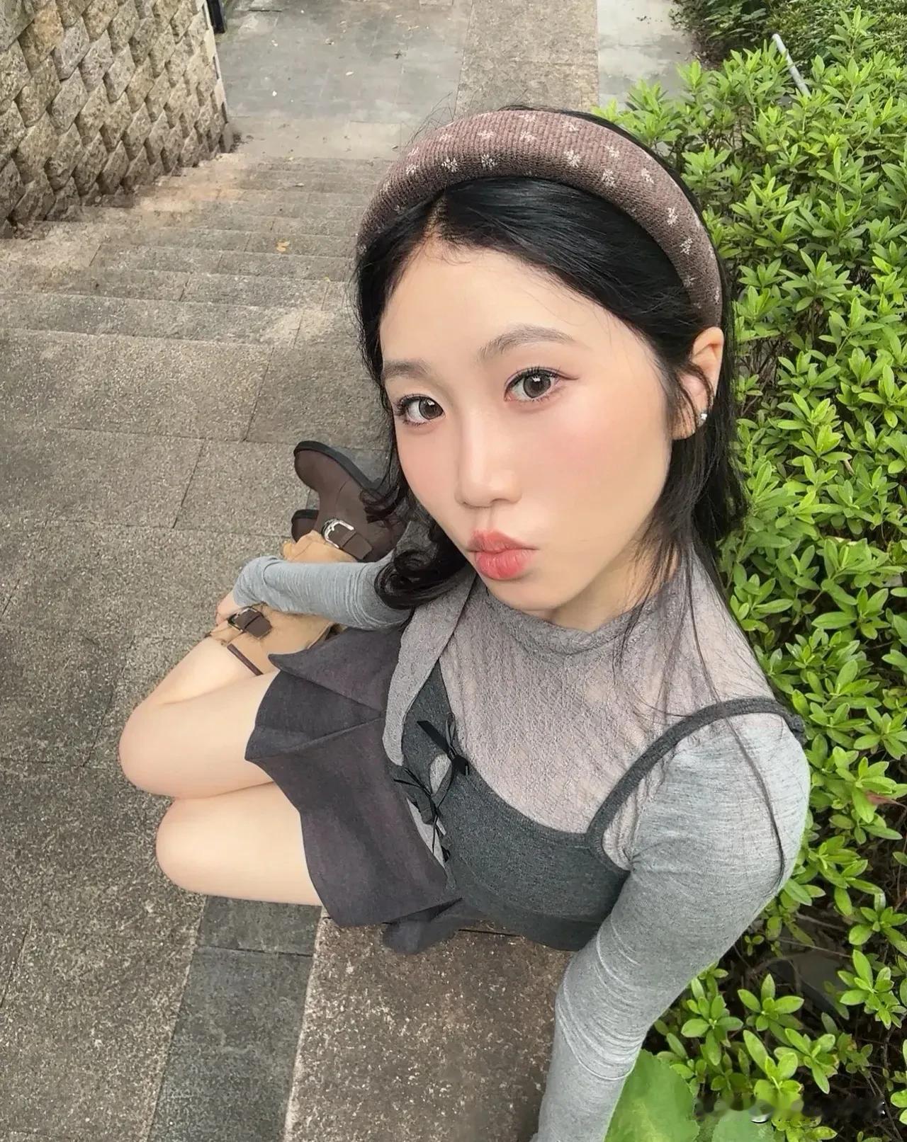 少女心永不毕业  
每个瞬间都藏着粉色泡泡  
笑眼弯弯，裙摆轻扬  
是心动啊