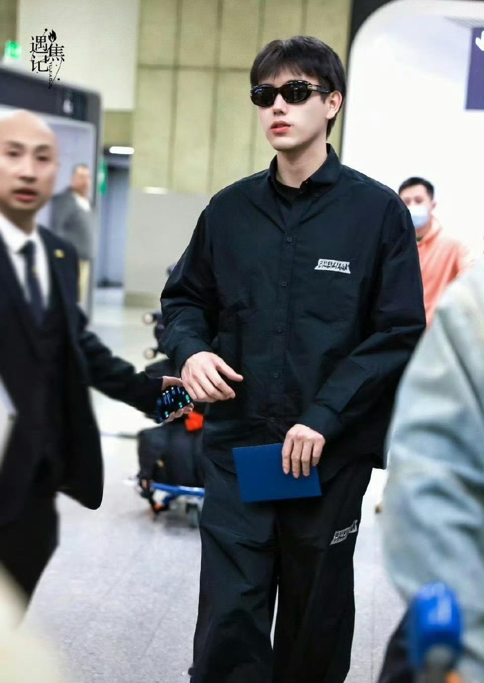 陈飞宇、王安宇到达巴黎，即将开启巴黎时装周之旅，你期待谁？ ​​​