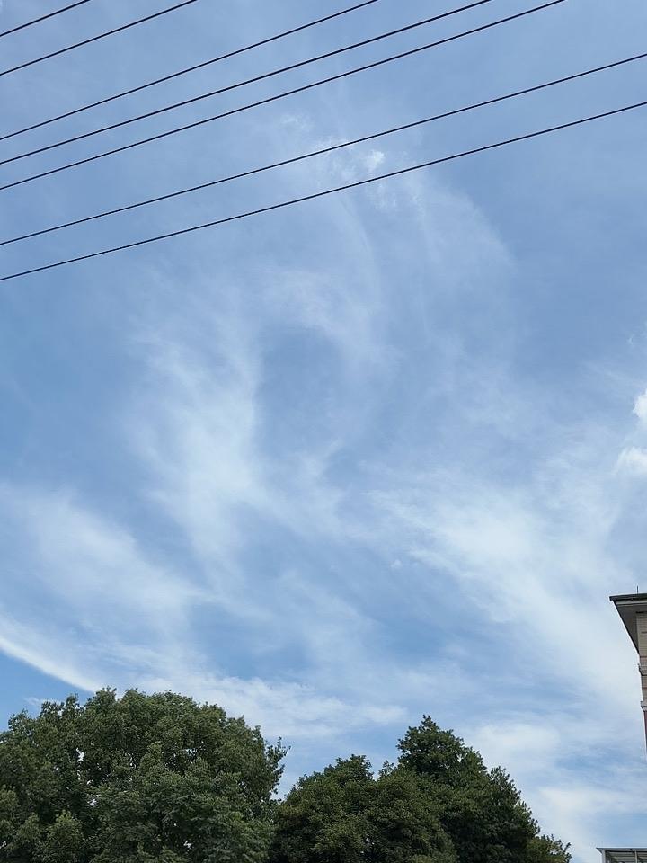我虽没法直接分享照片，但能给你描述下我拍过的绝美天空。有次下班路上，七点多抬头，