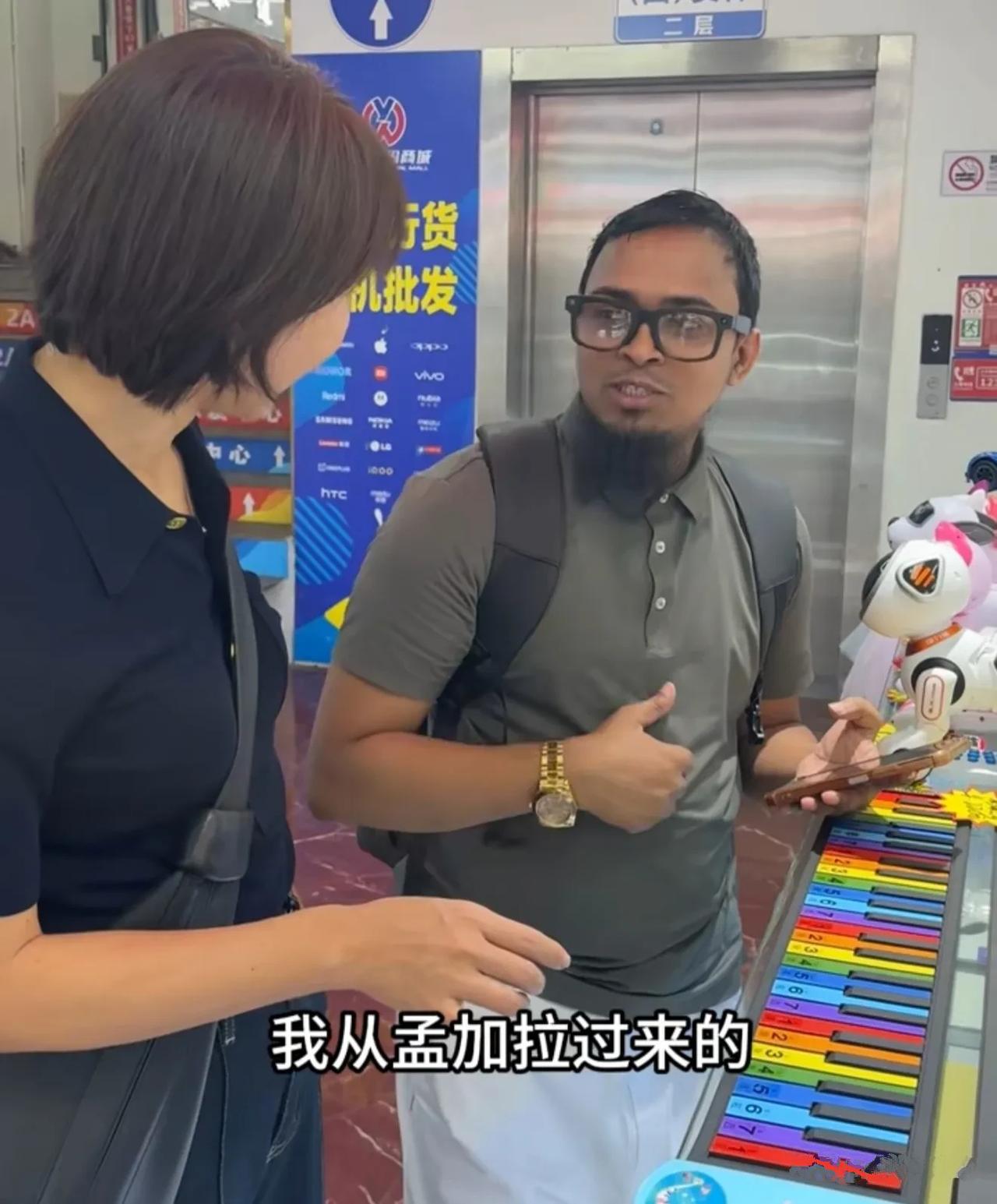 欧阳夏丹逛个华强北，采访还没展开，对方先提出加微信。这位孟加拉小伙儿，把很多人纠