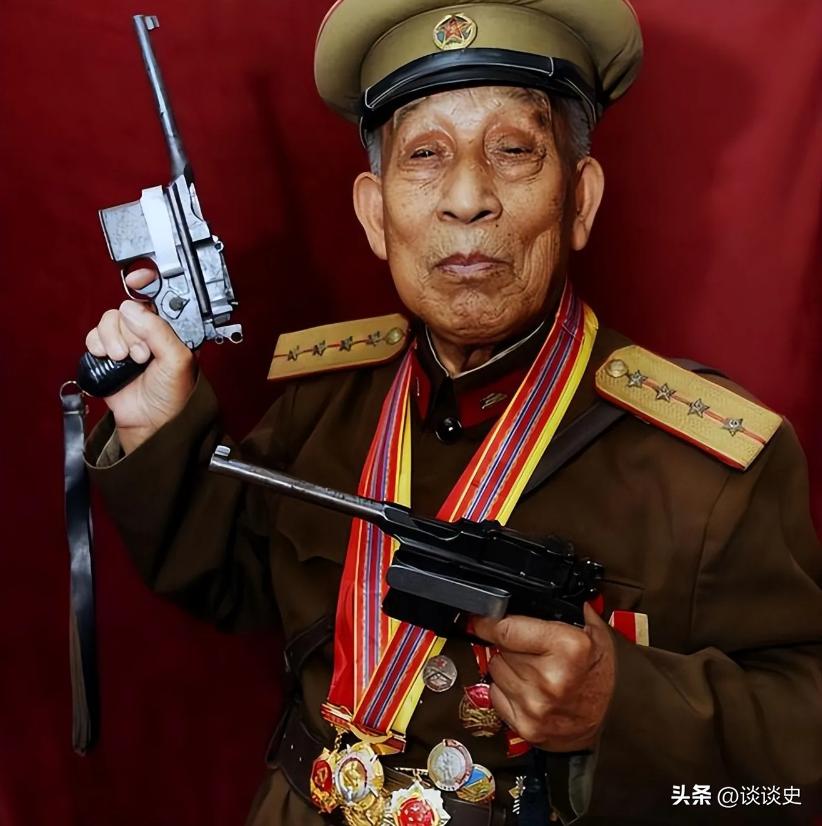 1996年，有人举报一位70岁老人私藏两支手枪，民警找到他让他上交，没想到他却说
