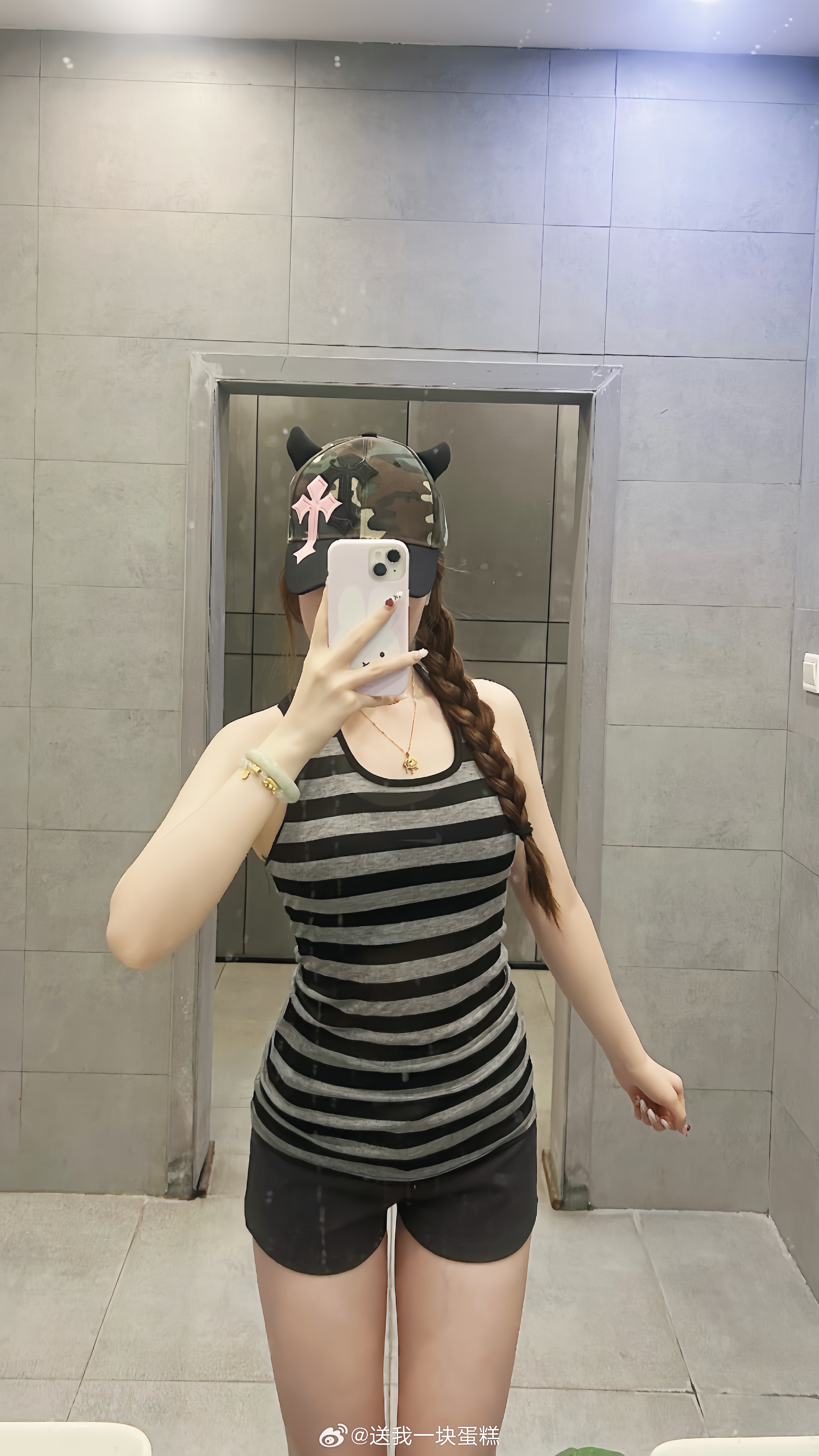 宝宝你是一个健身女你的训练痕迹几乎没有而你刁钻的拍摄角度很好的弥补了这一点。  