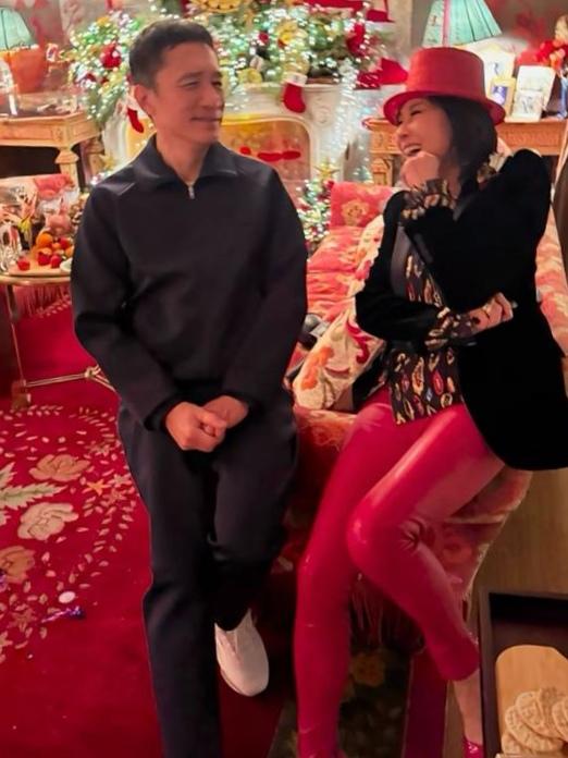 刘嘉玲开年收罚单，梁朝伟这波操作太秀了
 
家人们，刘嘉玲这开年有点“特别”！跨