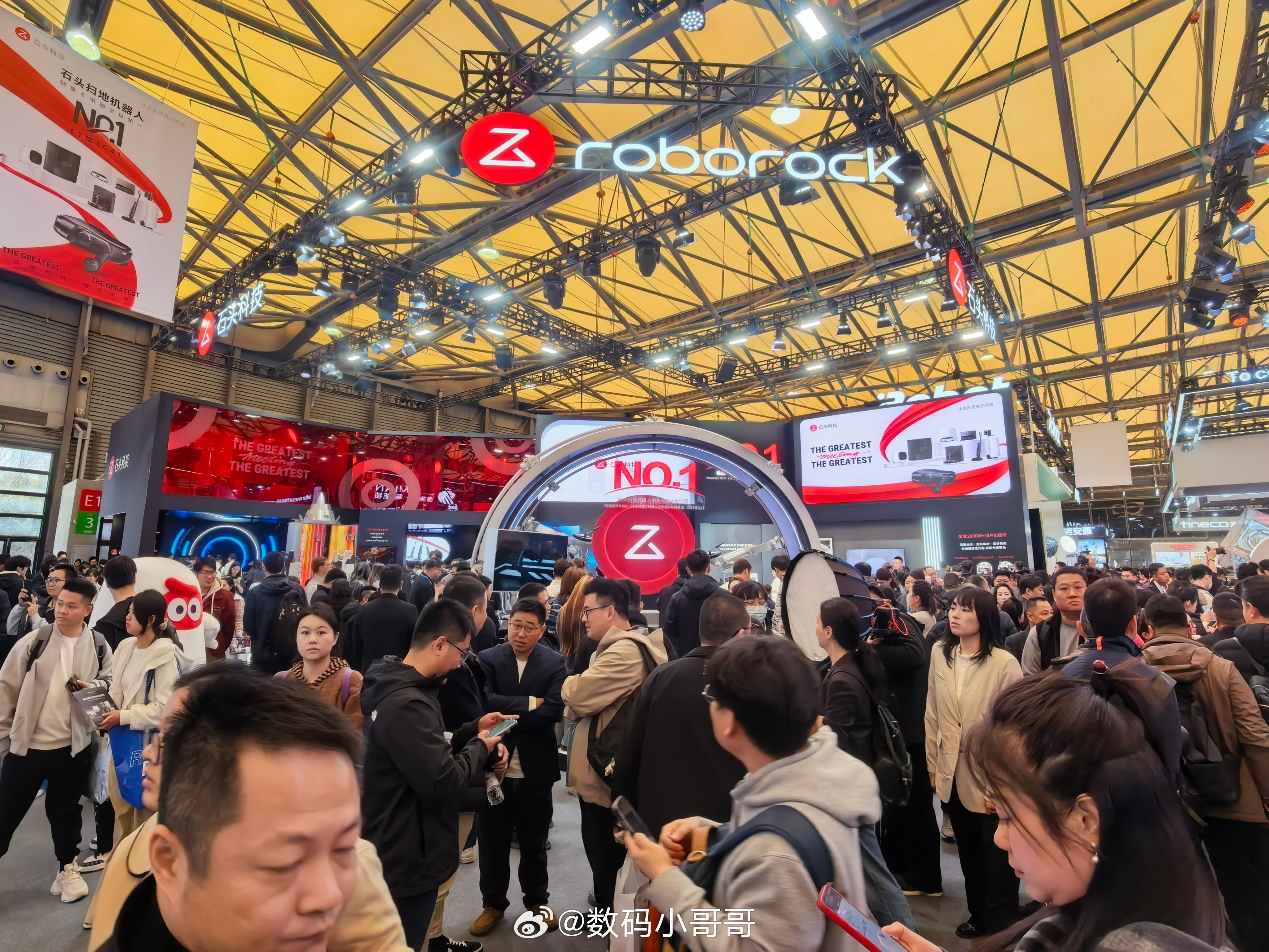 小哥哥打你打卡AWE2026~这次我们打卡的是石头科技展台，一到石头科技展台，人