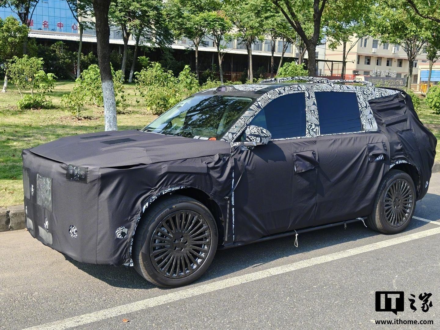 【岚图旗舰全尺寸六座 SUV 谍照曝光：搭载华为高阶驾驶辅助系统，年内发布】岚图