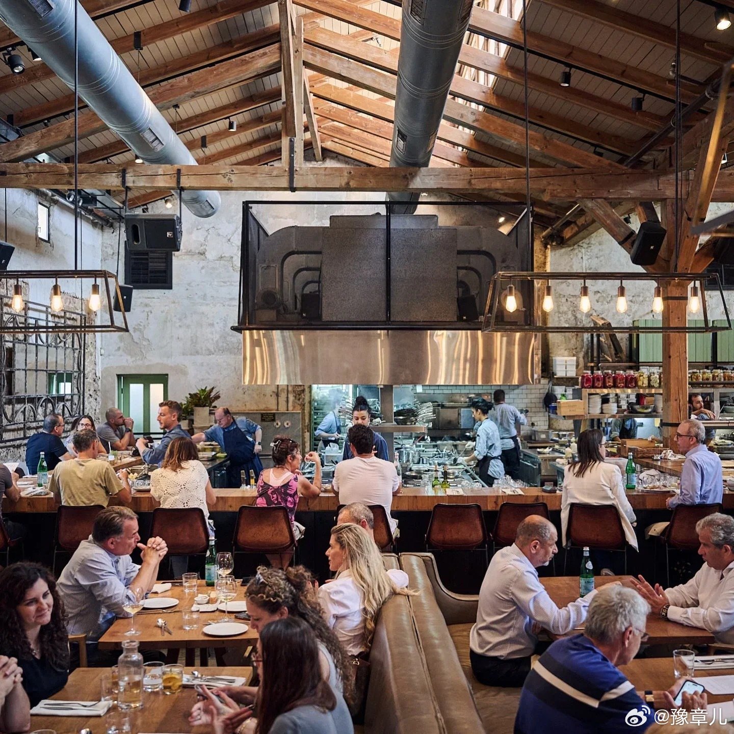 一些以色列人在购物中心和餐馆里故意等到导弹警报响起才起身逃离，以避免支付消费账单