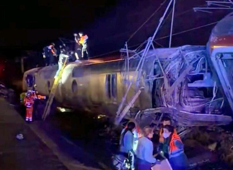 西班牙南部科尔多瓦省1月18日晚上发生两列高速列车脱轨事故，目前已确认至少21人