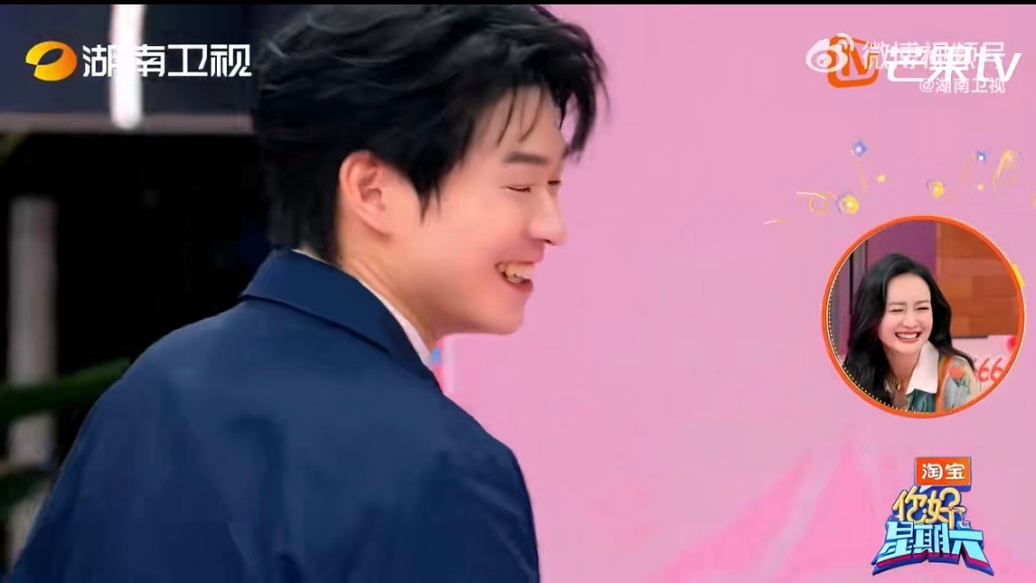 魏大勋尝试用魔法打败何炅 别人比拼手速脑力，魏大勋专攻魔法领域，对着何炅疯狂念咒