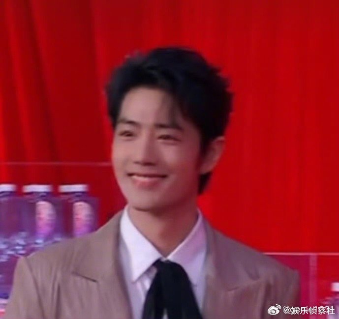 肖战这个蝴蝶结也太可爱了吧，哈哈哈哈哈哈哈哈！