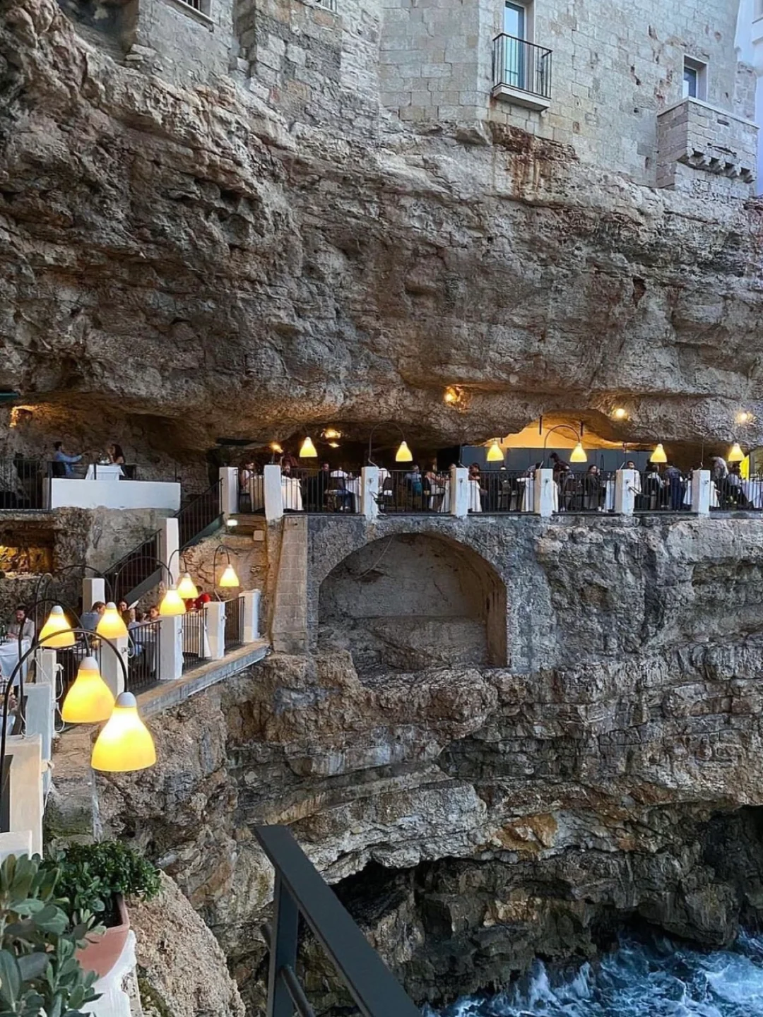 意大利旅行🌊蔚蓝大海旁绝美岩石洞穴餐厅