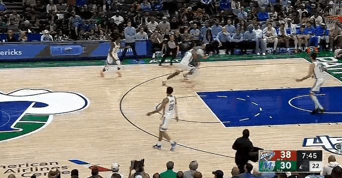 尴尬！弗拉格欲隔扣惨遭切特封盖！
在今天NAB常规赛独行侠对阵雷霆的第二节比赛中