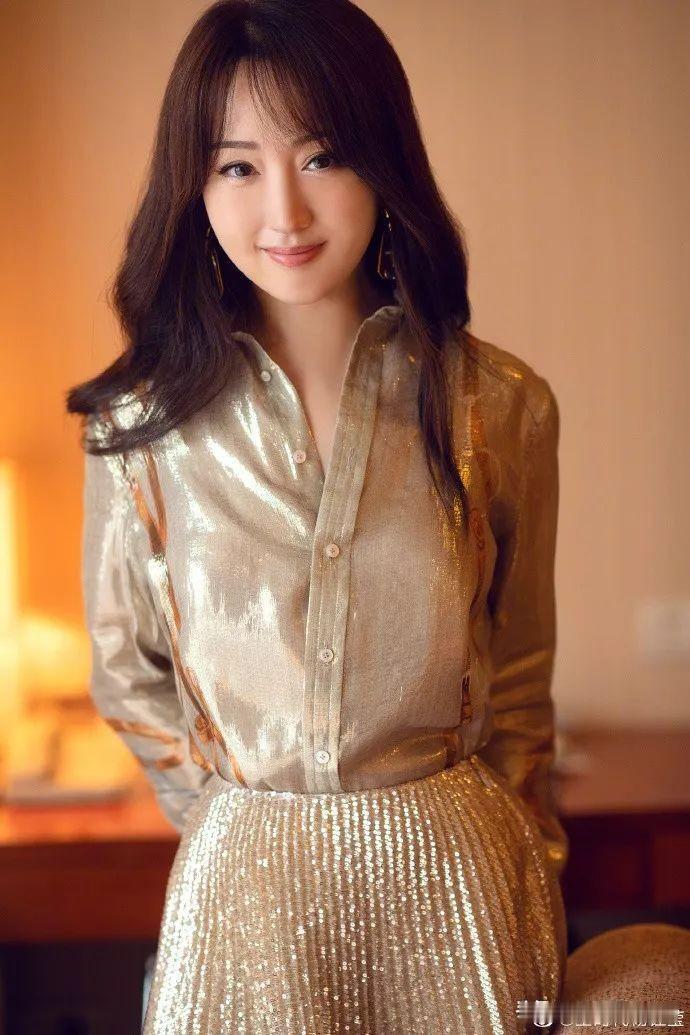 杨钰莹的“冻龄”你买账吗买账一半。杨钰莹确实保养有方，五十多岁状态远超同龄人，但