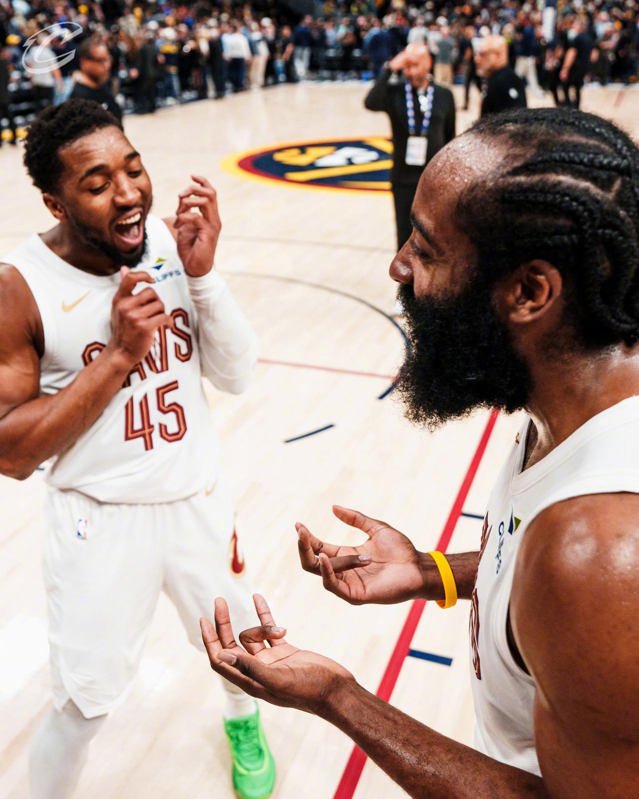 哈登和米切尔真有点“相见恨晚”的感觉了！
米切尔相信哈登，哈登也没让人失望，连续