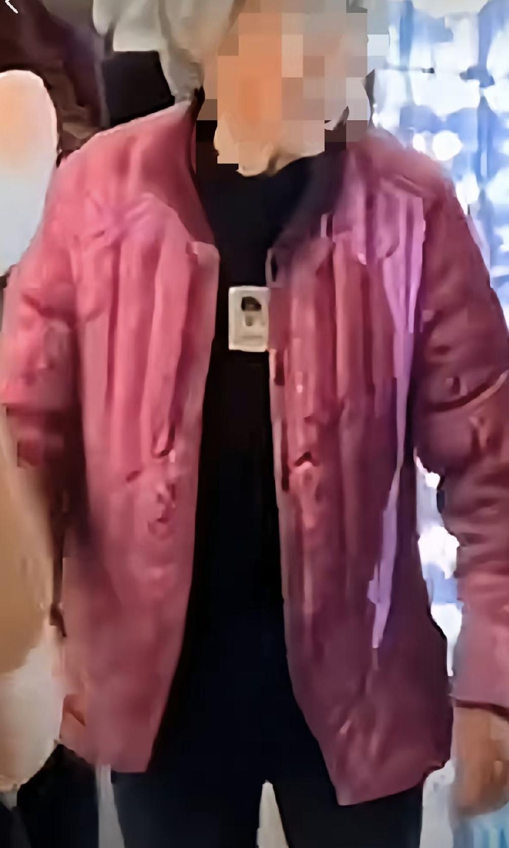 2023年夏天，一对新人去酒店摆酒，刚到门口就冲出个人挡在前面，胸前还别着白底照