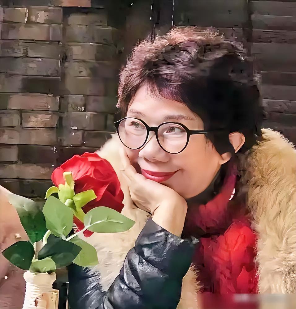 张雪母亲太会教育了！张雪初中没毕业，母亲何琼是作家，厦大毕业。儿子的成功，背后暗