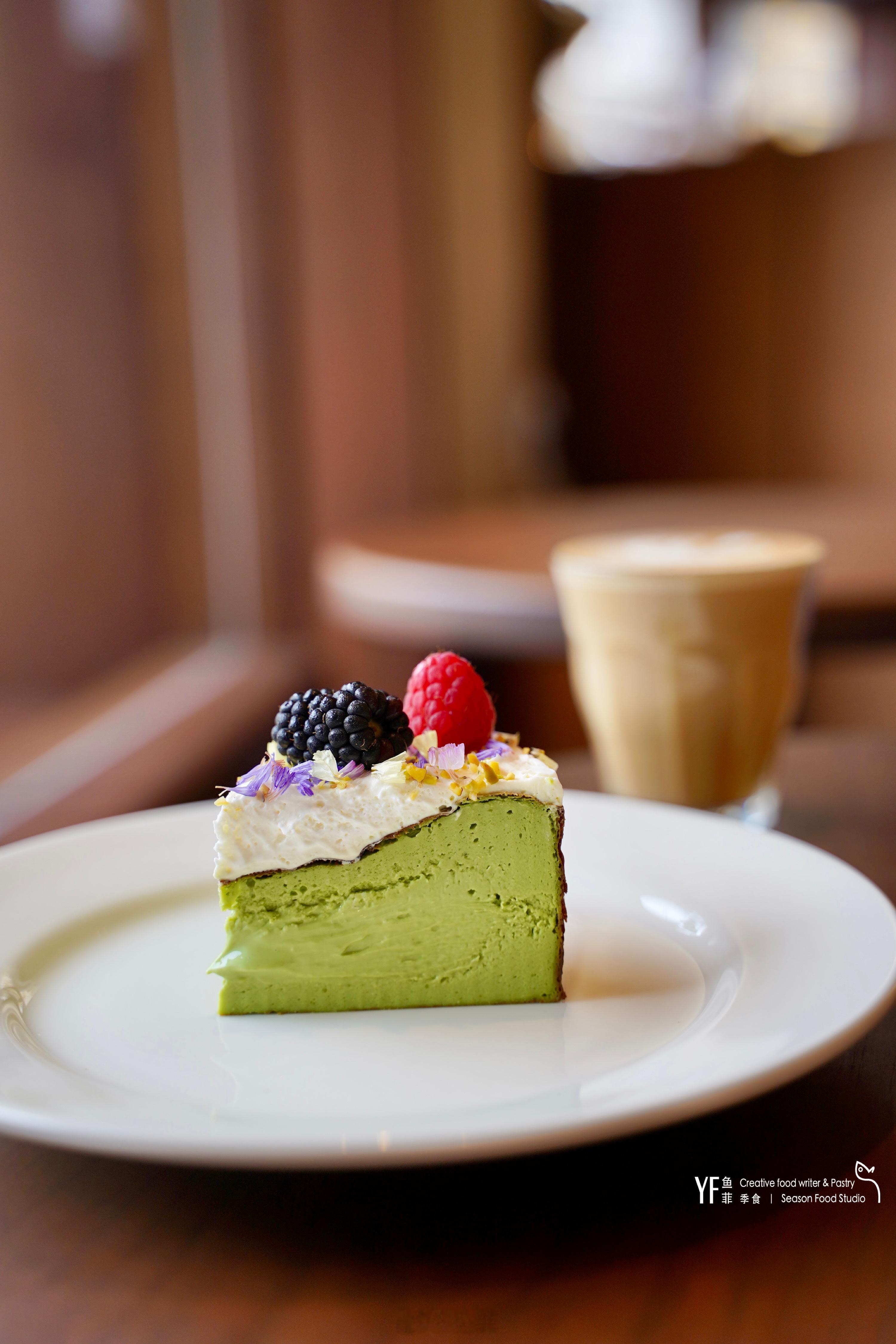 偶然路过发现了一家超安逸的日式风咖啡店，门口人不多，简直是城市中的宁静绿洲。店内