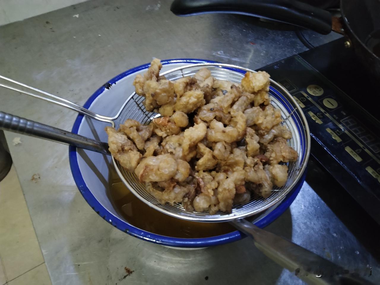今天买了50元的猪油来炼，炼出了两钵油，还有2碗油渣。
我记得小时候，油渣可是难