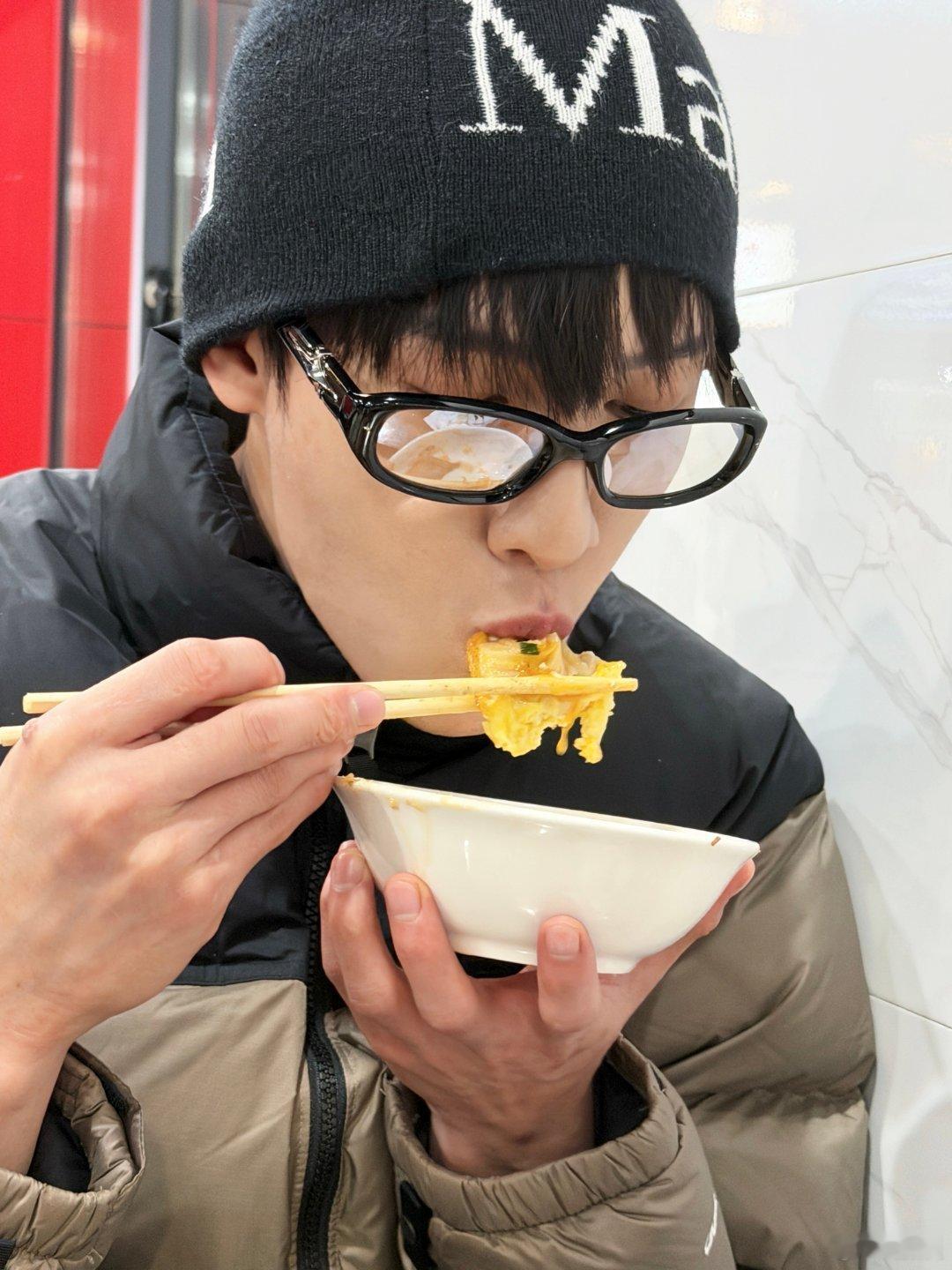 李昀锐吃吃吃的一个月 吃吃吃的一个月，也是快乐加满的一个月！美食与李昀锐的适配度