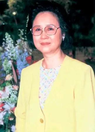 琼瑶看到平鑫涛的遗嘱，将全部财产给自己三个亲生孩子，只把爱留给了琼瑶，琼瑶心里很