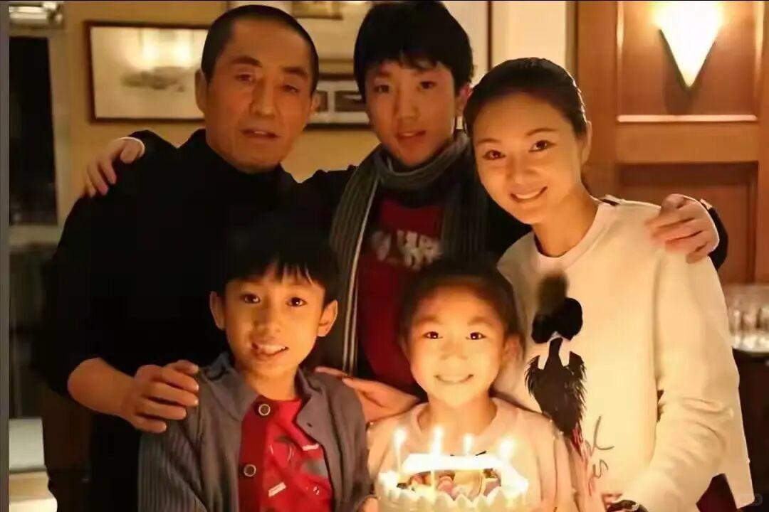 一、离婚谣言的起因
 
几次大范围婚变传闻，都源于网友对碎片化小事的过度解读：