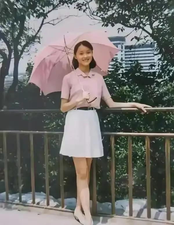 照片中这个白白净净，清纯靓丽的小姑娘，长大后成了一位大明星，你看出她是谁了吗？#
