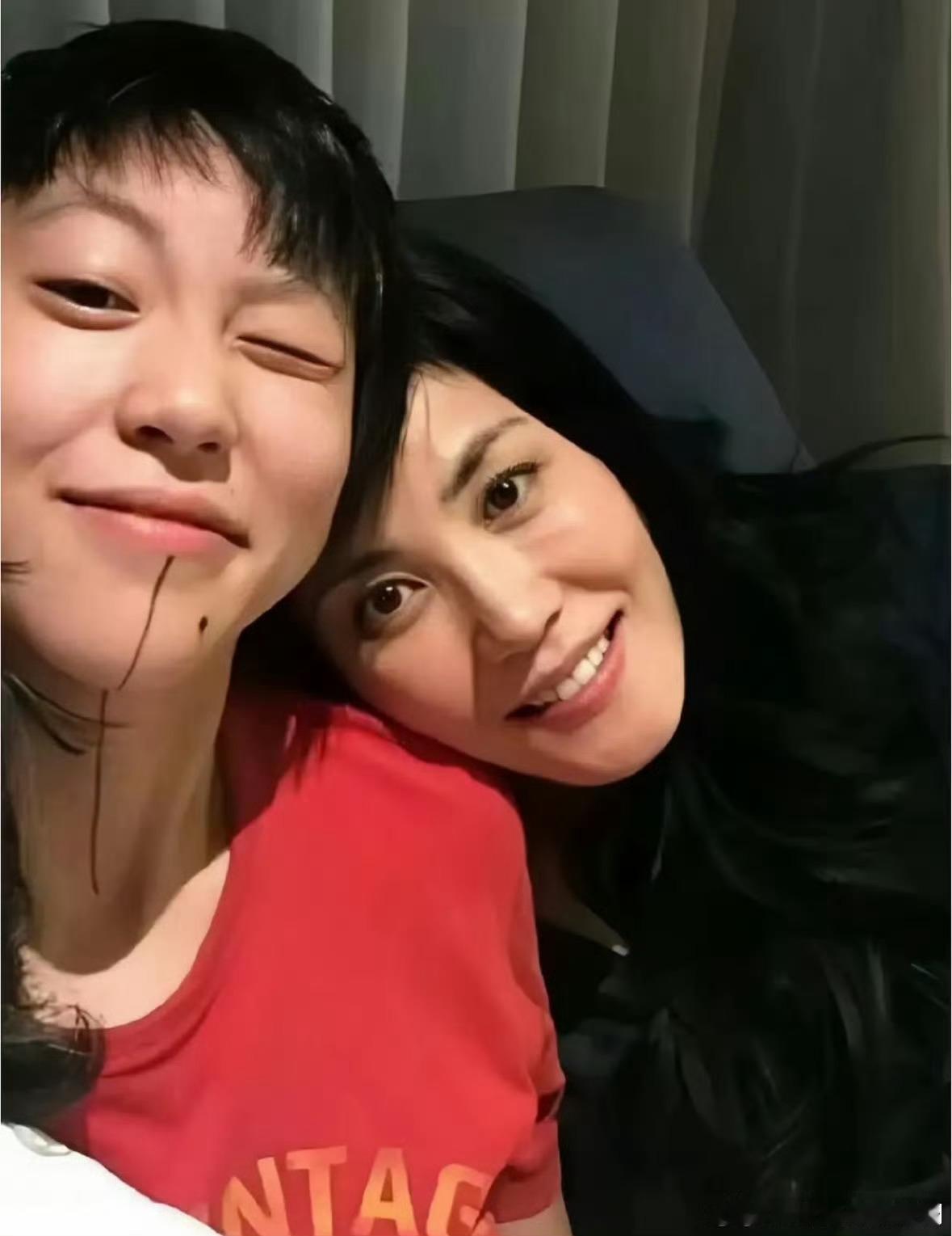 窦靖童李嫣打闹音乐节演出结束，窦靖童和李嫣后台嬉笑打闹，相处随性自在，褪去明星家