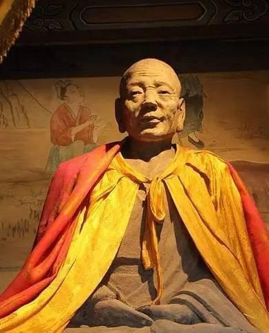 1981年，济南灵岩寺，一名小和尚正在清扫佛像。突然，不知何处发出“咔嚓”声响，