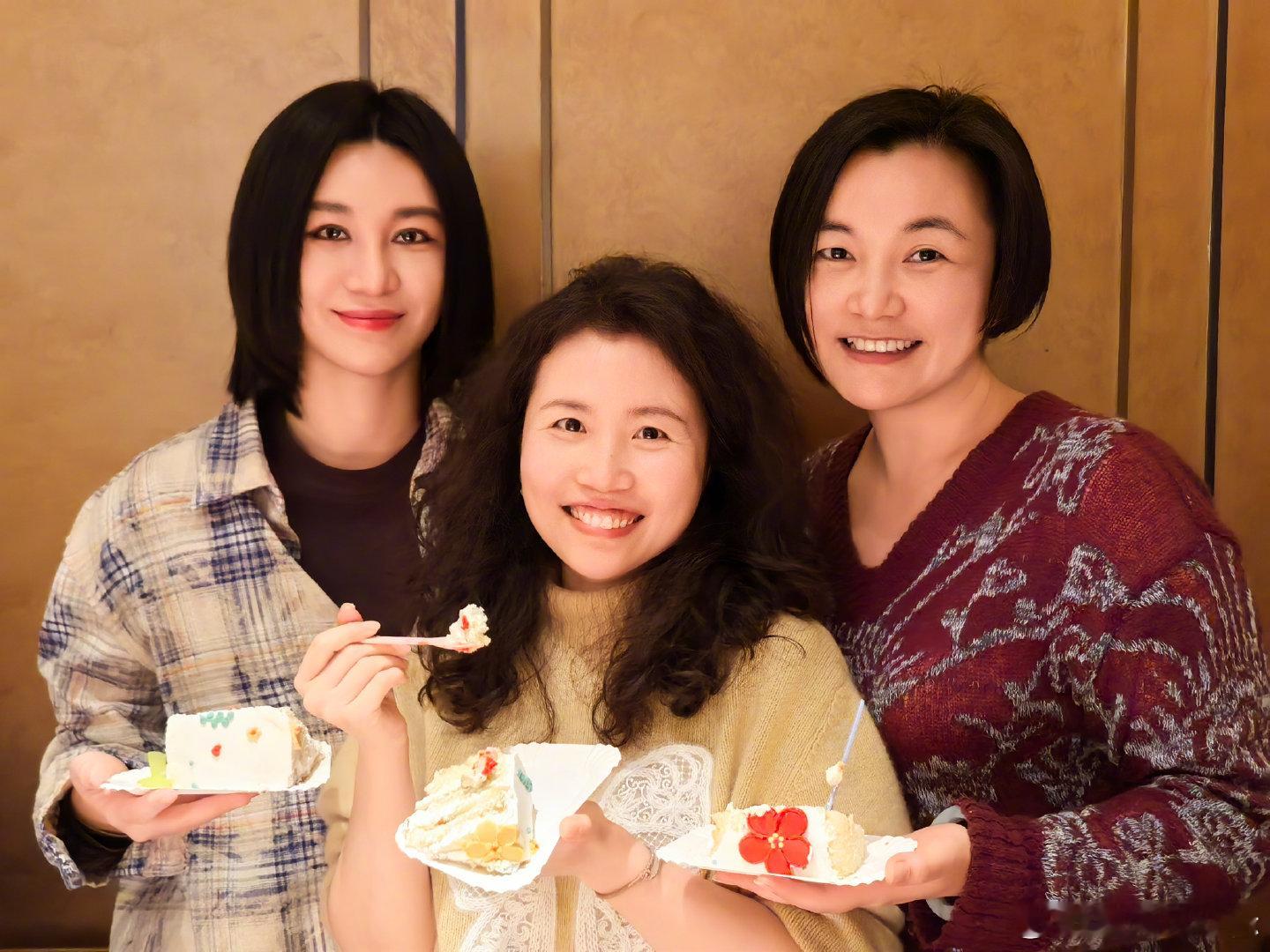 尚雯婕参加复旦同学聚会  尚雯婕在复旦同学聚会上大放光彩，笑容依旧迷人，展现出她