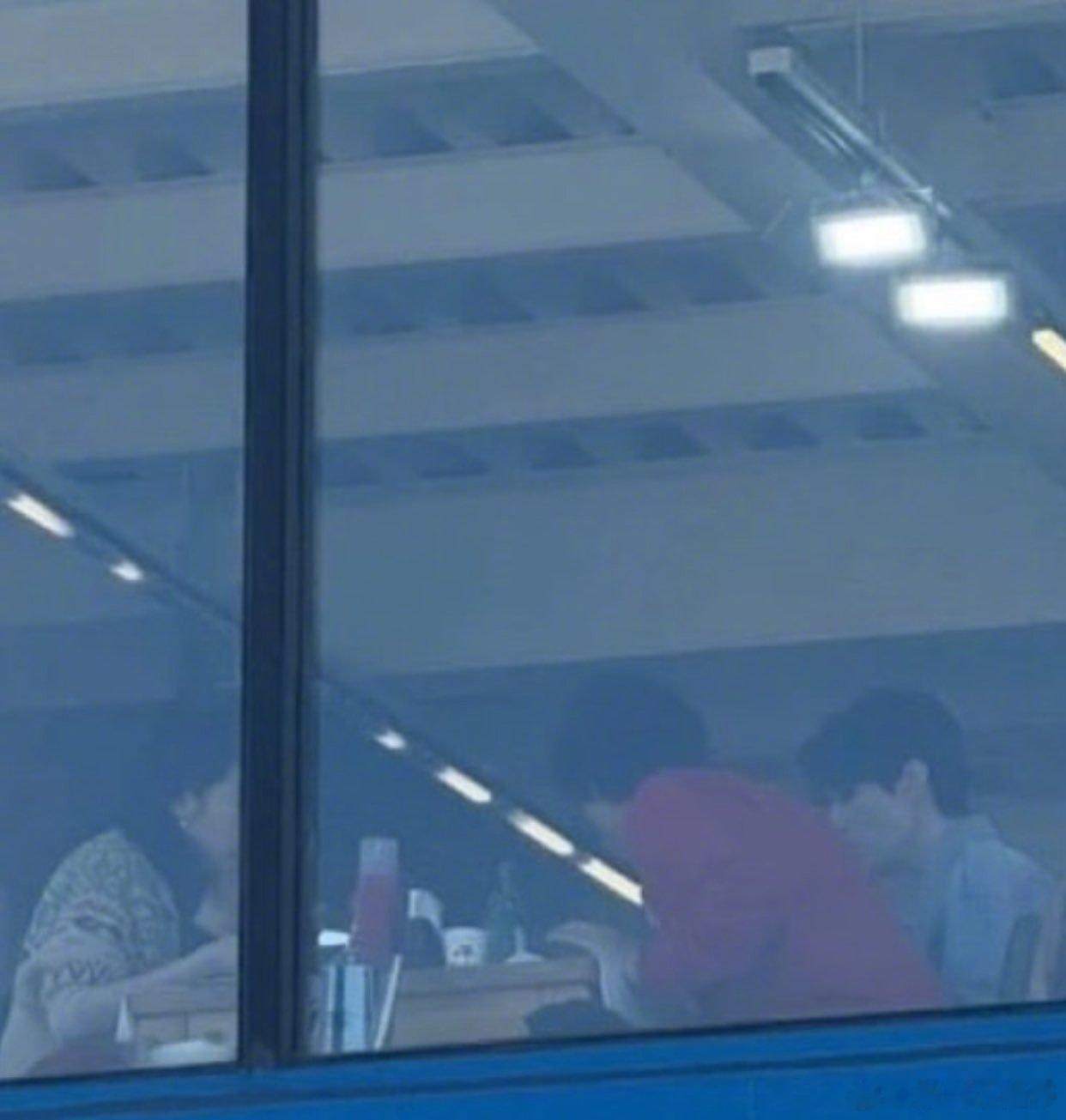 有人看到金高银和孔刘、李栋旭一起吃饭了 