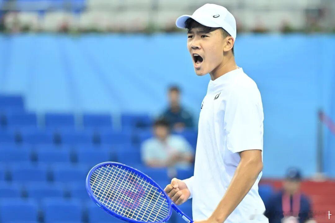 北京vs江苏第二场齐洪瑾vs胡佳15岁vs16岁一上来胡佳就非常凶直落四分以破发