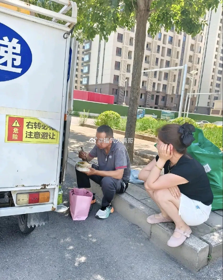 眼里满满的都是自己男人，这是他最大的成功 