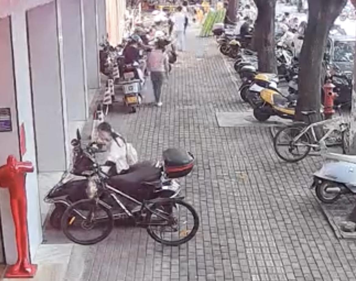 【玉林一女子顺走两轮车上的一袋东西】

5月6日下午，网友爆料称：玉林市一名骑电